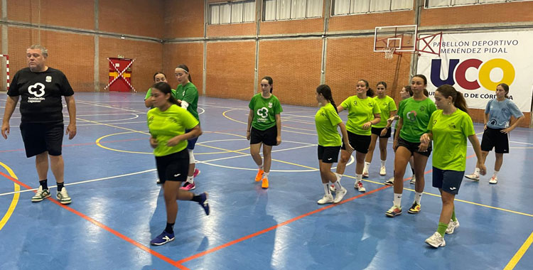 Rafa García, la izquierda, junto a las integrantes del Deportivo Córdoba Cajasur en su primera sesión de trabajo. Foto: @CordobaFS
