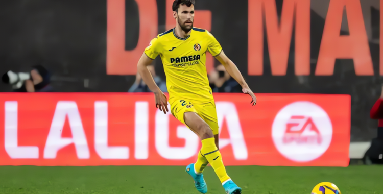 Alfonso Pedraza controla el balón en un partido con el Villarreal CF durante la temporada 2024-25. Foto: Villarreal CF