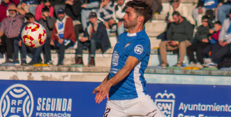 David Carmona, en acción con el San Fernando CD durante la temporada 2024-25.