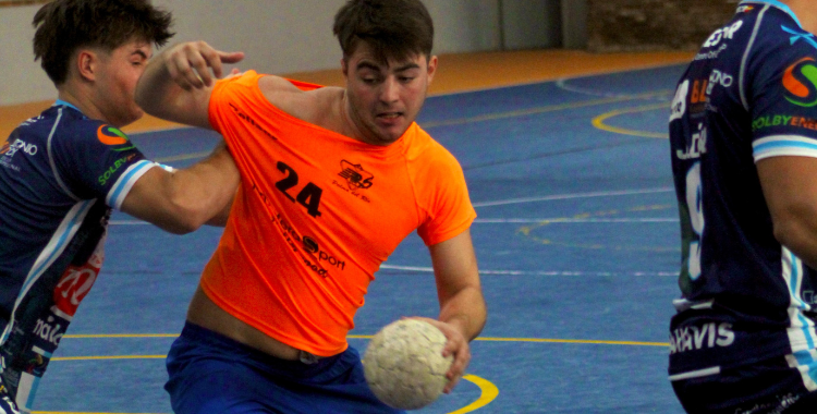 Lance del amistoso entre el ARS Palma del Río y el Trops Málaga, con protagonismo de un jugador local. Foto: Palmadeporte