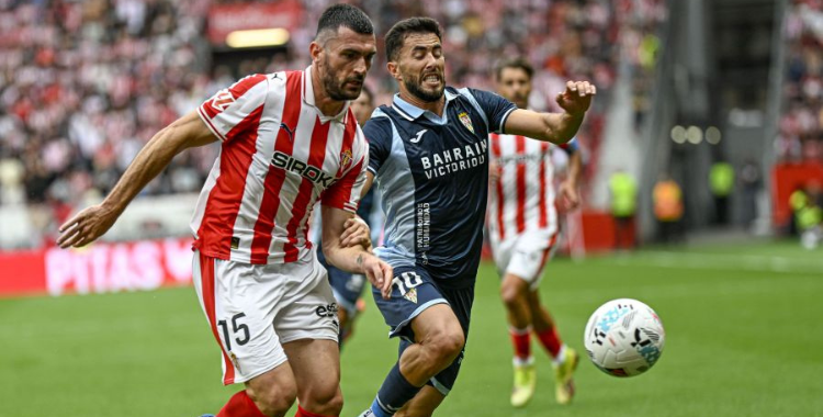 Jacobo González disputando el balón en el partido contra el Sorting de Gijón. Foto: LaLiga Hypermotion