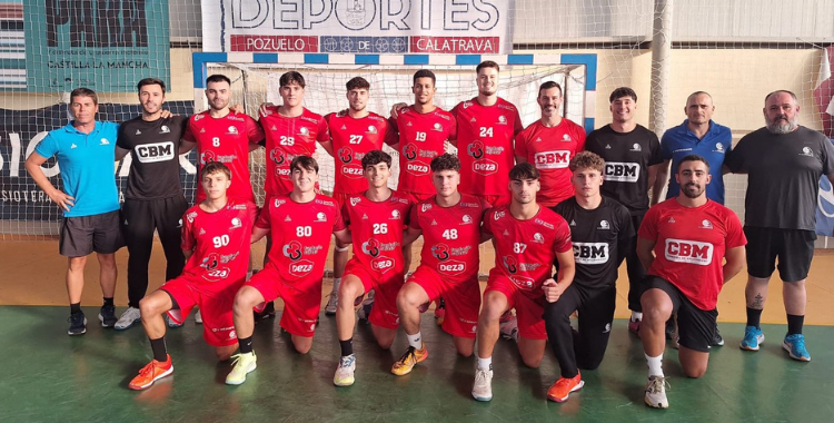 La plantilla del Cajasur CBM posando previo al partido amistoso ante Pozuelo de Calatrava. Foto: Cajasur CBM