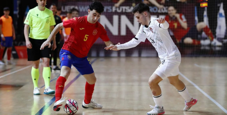 Pablo Guti en un partido de la selección española sub 19
