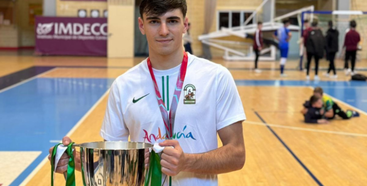 Santiago Menchén posa con la copa de campeón de España sub19 antes de fichar por el Córdoba Futsal B