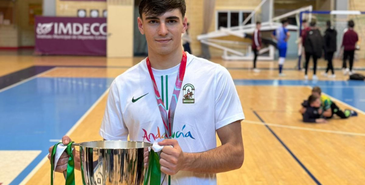 Santiago Menchén posa con la copa de campeón de España sub19 antes de fichar por el Córdoba Futsal B