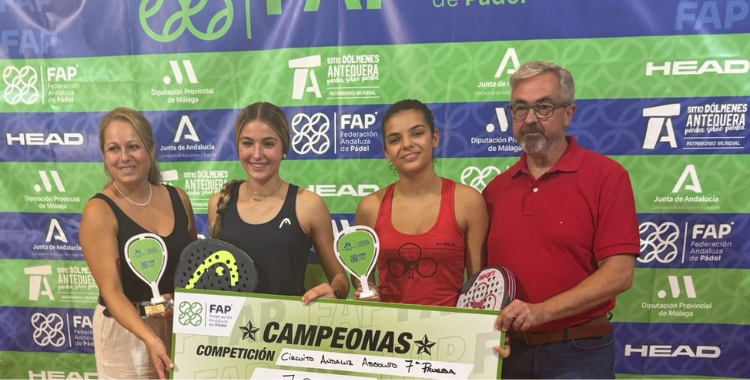 Nerea Guerreo junto a la jiennense Claudia Ordóñez con los trofeos de campeonas de la 7ª Prueba del Circuito Andaluz Absoluto