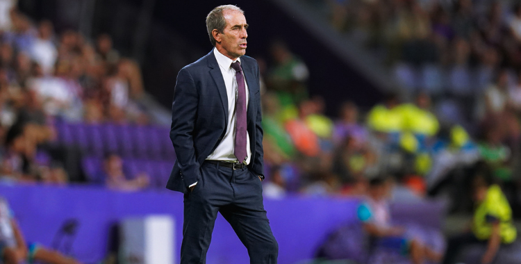 Guillermo Almada entrenador del Real Valladolid durante el debut liguero en el José Zorrilla. Foto: Real Valladolid