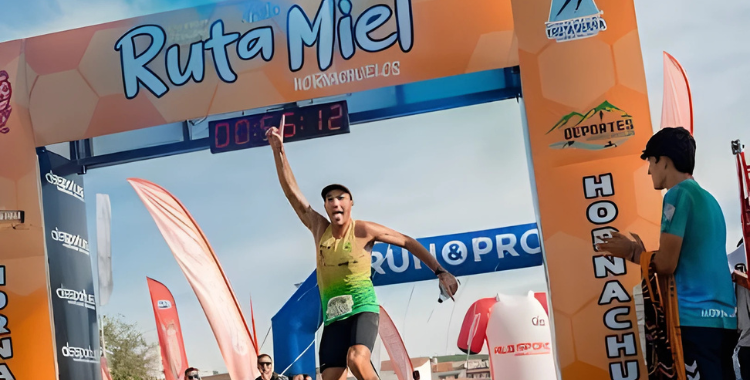Un corredor atravesando la línea de meta en la pasada edición de la Ruta de la Miel
