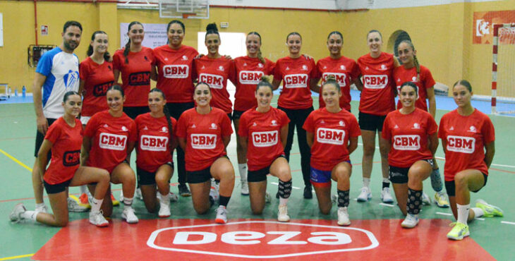 Benito Puerto y sus chicas posando en Fátima en el día 1 de la pretemporada. Foto: Rafa Barroso / CBM