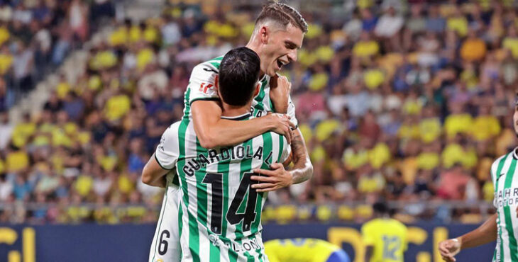 Álex Sala celebrando con Sergi Guardiola el gol de Cádiz. Foto: CCF