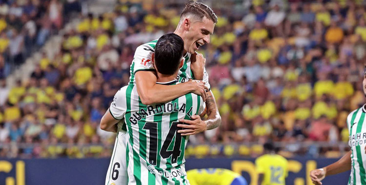Álex Sala celebrando con Sergi Guardiola el gol de Cádiz. Foto: CCF