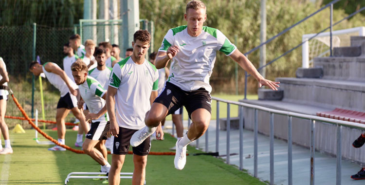 Obolskii saltando una valla en la sesión vespertina del lunes en Oliva. Foto: CCF