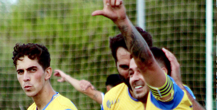 Sergio León celebra su gol en el partido Foto: @Palmadeporte