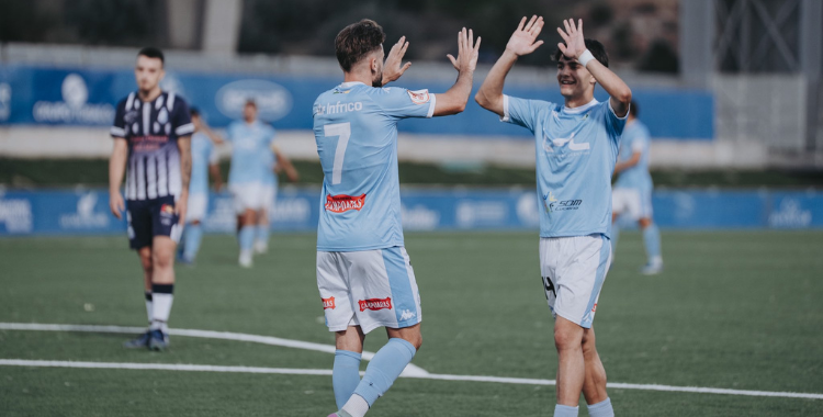 Jugadores del Ciudad de Lucena celebran un gol en el amistoso ante el Recreativo Belmezano