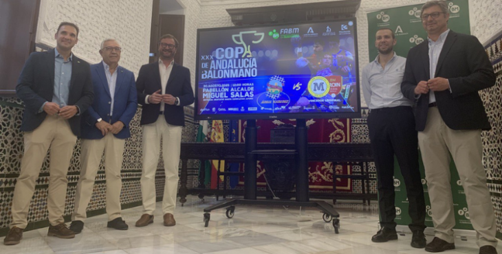 Autoridades y representantes en la presentación oficial de la final de la Copa de Andalucía de balonmano 2025