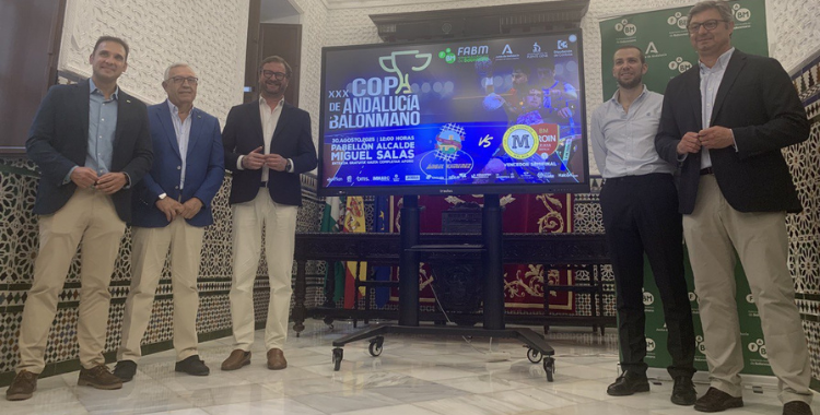 Autoridades y representantes en la presentación oficial de la final de la Copa de Andalucía de balonmano 2025