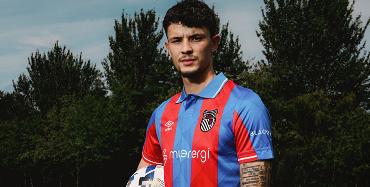 Jude con su nueva equipación. Foto: @officialgtfc
