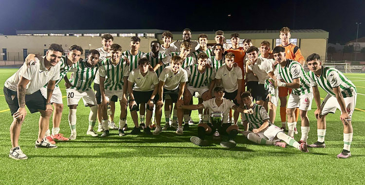 La plantilla del Córdoba B posando con el trofeo. Foto: @Cantera_CCF