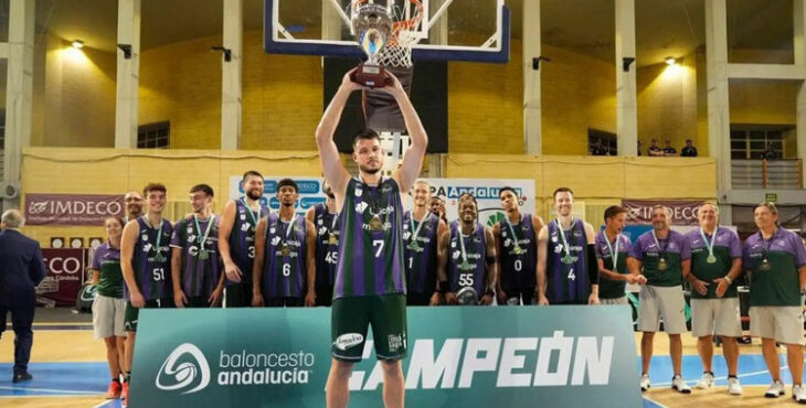 El Unicaja celebrando la conquista de la Copa Andalucia 2024 sobre el parqué de Vista Alegre. Foto: ACB