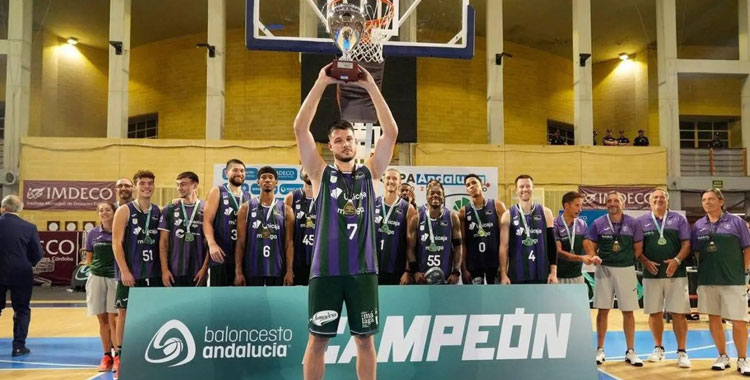 El Unicaja celebrando la conquista de la Copa Andalucia 2024 sobre el parqué de Vista Alegre. Foto: ACB