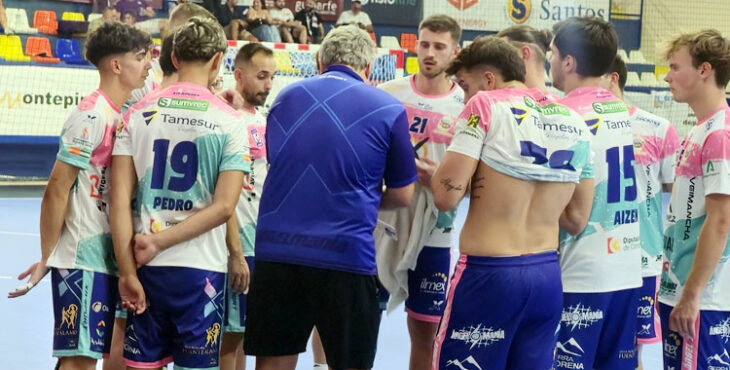 Paco Bustos aleccionando a sus hombres en un tiempo muerto. Foto: Balonmano Guadalajara