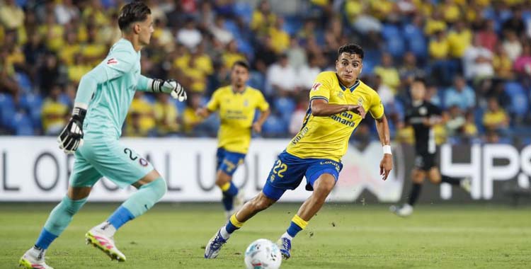Ale García presiona al portero rival en el Las Palmas-Andorra.