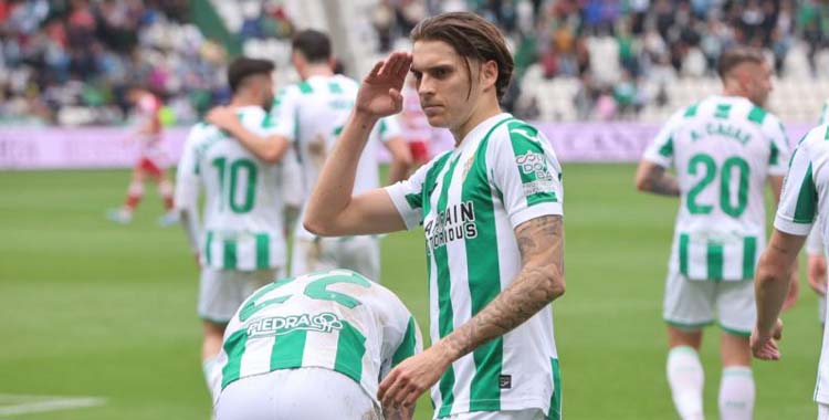 Álex Sala celebra un gol con el Córdoba en la 2024-25.