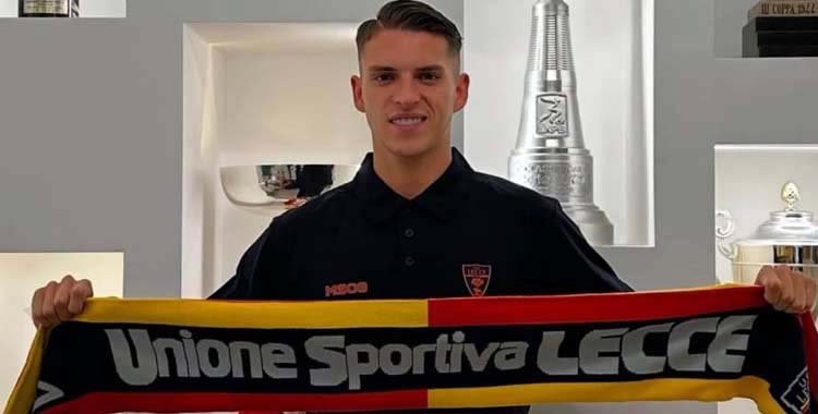 Álex Sala posa con la bufanda del Lecce.