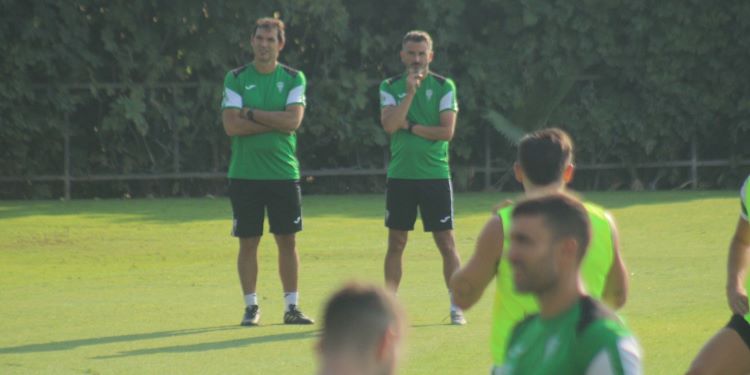 Iván Ania siguiendo el entrenamiento junto a su nuevo analista.