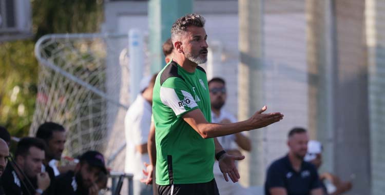 Iván Ania en el partido ante el Al-Arabi.