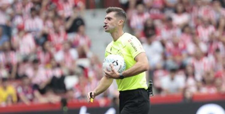 Moreno Aragón en una toma de decisión en el Sporting-Córdoba.