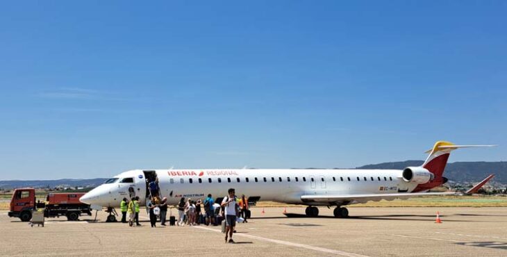 Avión comercial en el Aeropuerto de Córdoba.