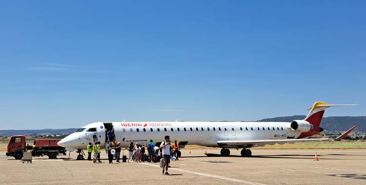 Avión comercial en el Aeropuerto de Córdoba.