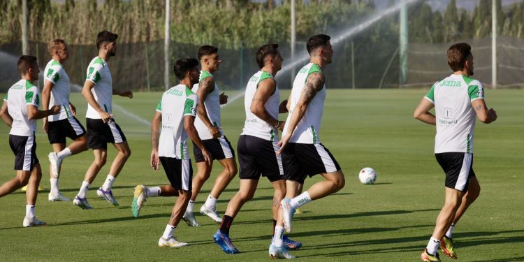 Calderón, siguiendo los pasos de Carracedo, en una de las pocas imágenes del lateral zurdo en la concentración de Oliva.