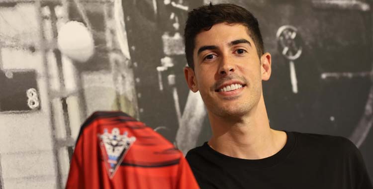Carlos Fernández posa con la camiseta del Mirandés.