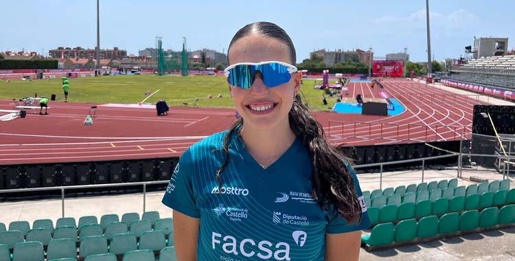 Carmen Avilés posa en la pista de Tarragona.