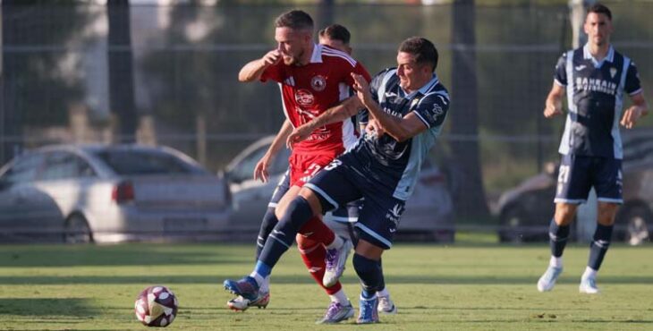 Carracedo pugna con un jugador del Al Arabi.