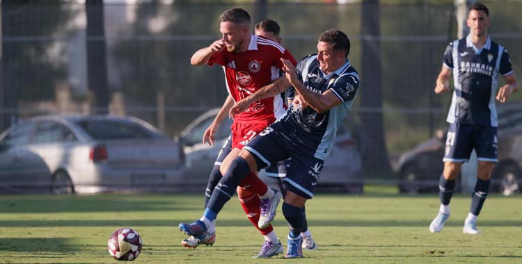 Carracedo pugna con un jugador del Al Arabi.