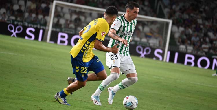 Carracedo salva la presión de un rival ante Las Palmas.