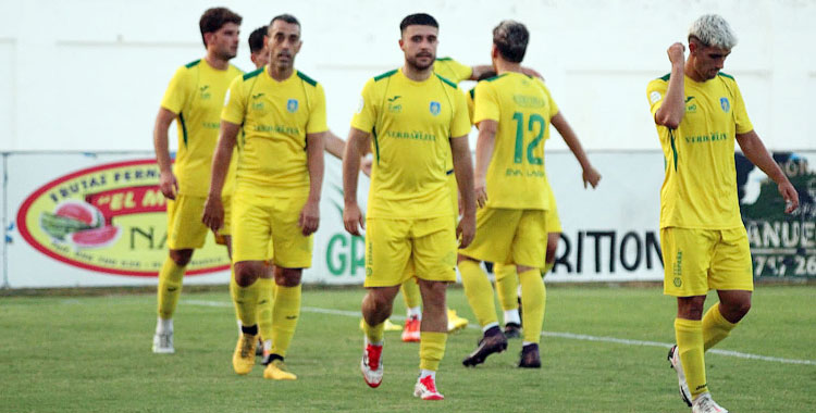 Los jugadores auriverdes celebrando uno de sus tres goles al Arcos. Foto: Montilla CF