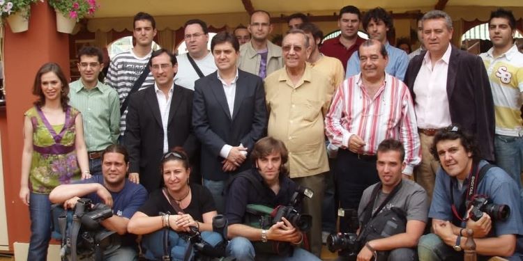 Rafael Campanero, en mayo de 2007 secundado por sus consejeros Fernando Peña y Antonio Rodríguez Carretero, en la recepción de Feria de la temporada 2006-07 que acabó con el ascenso del Córdoba en Huesca.