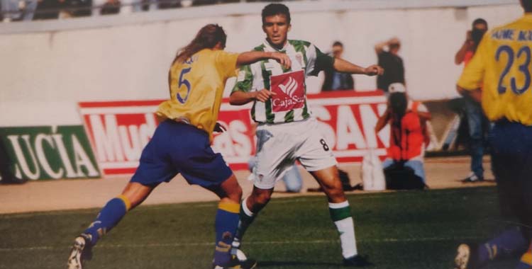 Pedro Aguado tapa a Paqui en el Córdoba-Las Palmas de 1999.