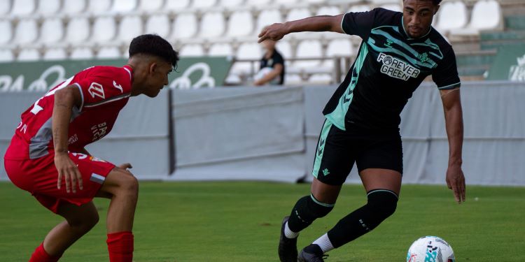 Dani Albuera tapando a su par en el encuentro ante el Betis Deportivo. Foto: CCF