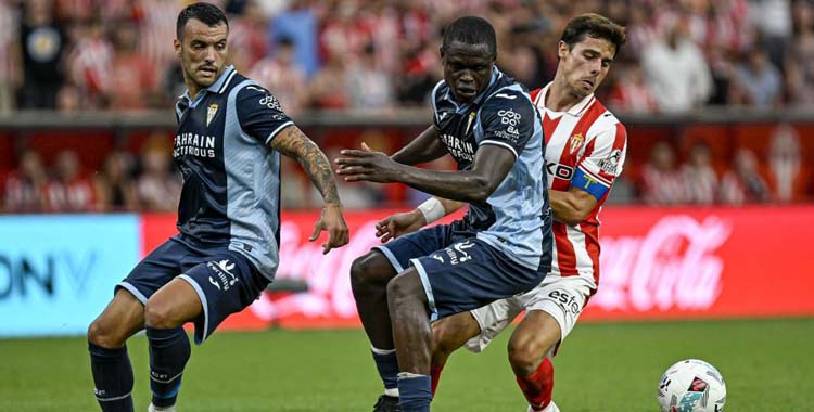 Fomeyem y Álex Martín en una acción defensiva en El Molinón.