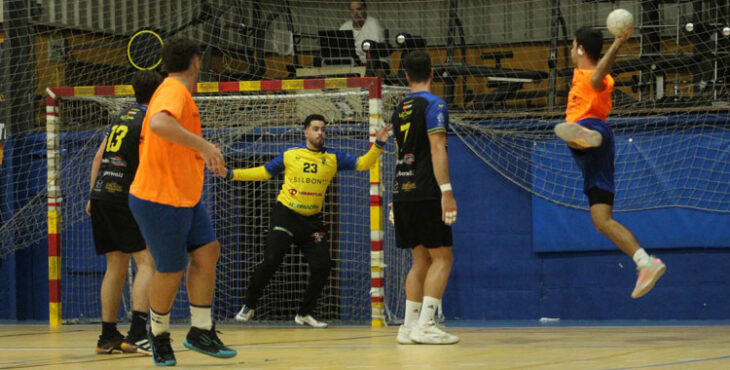 Un lance del duelo en La Salle entre el cuadro lasaliano y el ARS. Foto: @Palmadeporte / ARS Naranjas Palma del Río