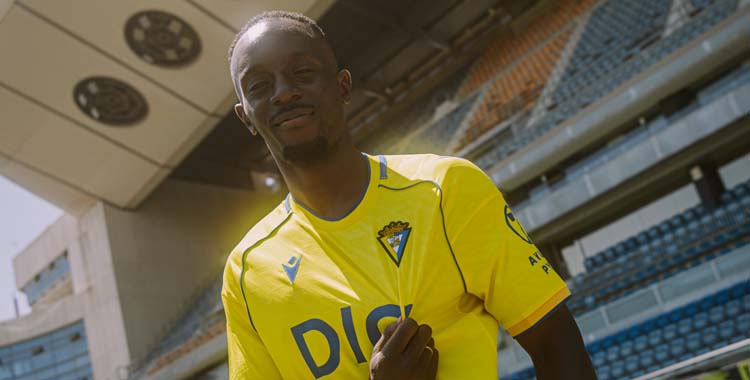 Diarra posa con la camiseta del Cádiz.