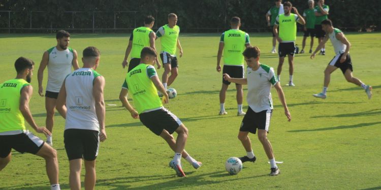 Requena presiona a unos de los dos chicos del filial que entrenaron con el primer equipo.