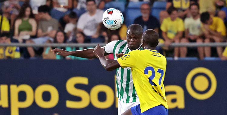 Fomeyen pugna por el balón en el Trofeo Carranza.