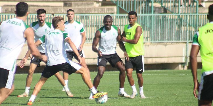 Isma Ruiz corta un pase ante Fomeyem y Dalisson.