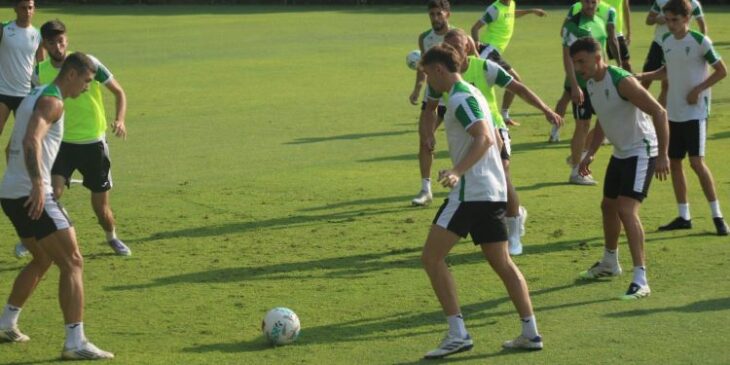 Adrián Fuentes en el rondo frente al joven Javi Antrás con Alberto del Moral a la derecha.